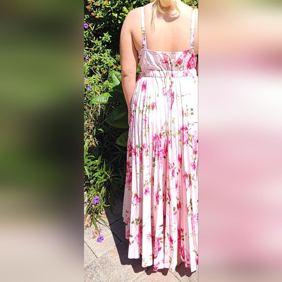 Pink Floral Pleated Bottom Dress. Beautiful Colors! Flowy.. - Picture 5 of 7
